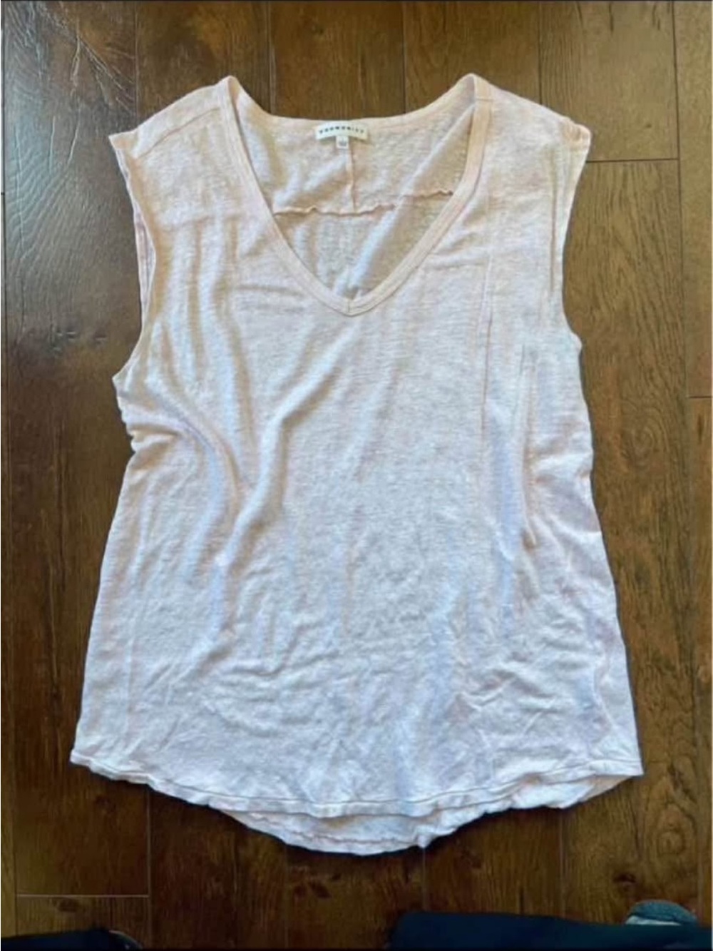 Aritzia Community Linen Blend V-Neck T-Shirt Top. Light Pink. Large